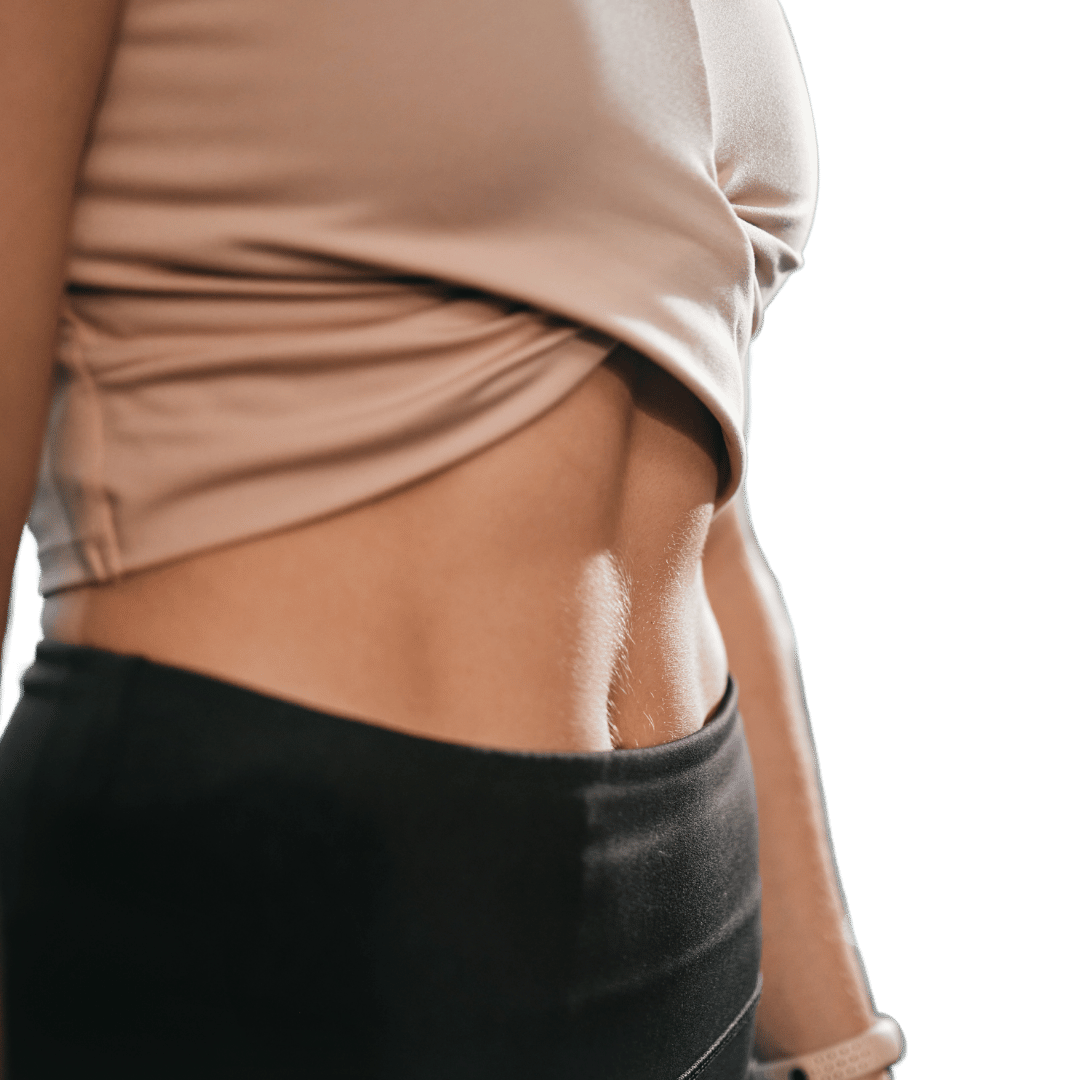Se muestra a una persona con un top beige y unos pantalones negros desde los hombros hasta las caderas. La vista lateral resalta su abdomen tonificado.