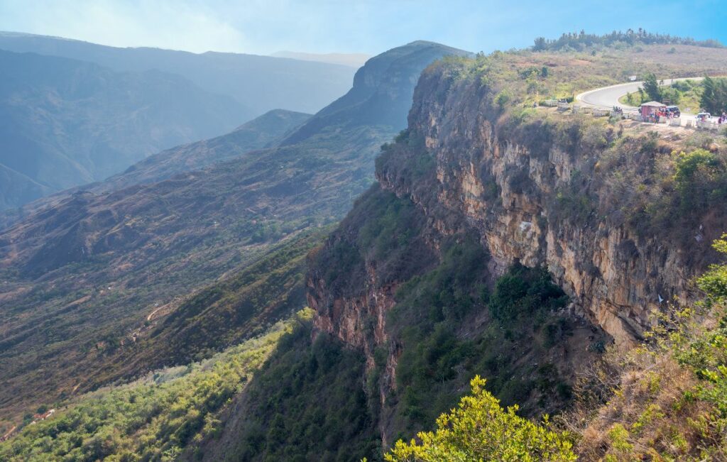 Esta foto capta la impresionante belleza del Cañón del Chicamocha, una de las mejores atracciones turísticas de Colombia y uno de los mayores cañones de Sudamérica. Situado en Santander, esta espectacular maravilla natural ofrece impresionantes vistas de espectaculares formaciones rocosas, actividades de aventura y el famoso sistema de teleférico del Parque Nacional del Chicamocha. Los visitantes pueden disfrutar de parapente, rutas de senderismo y miradores panorámicos que muestran la increíble diversidad geológica de Colombia, lo que lo convierte en un destino de visita obligada para aventureros y amantes de la naturaleza que exploran los impresionantes paisajes colombianos.