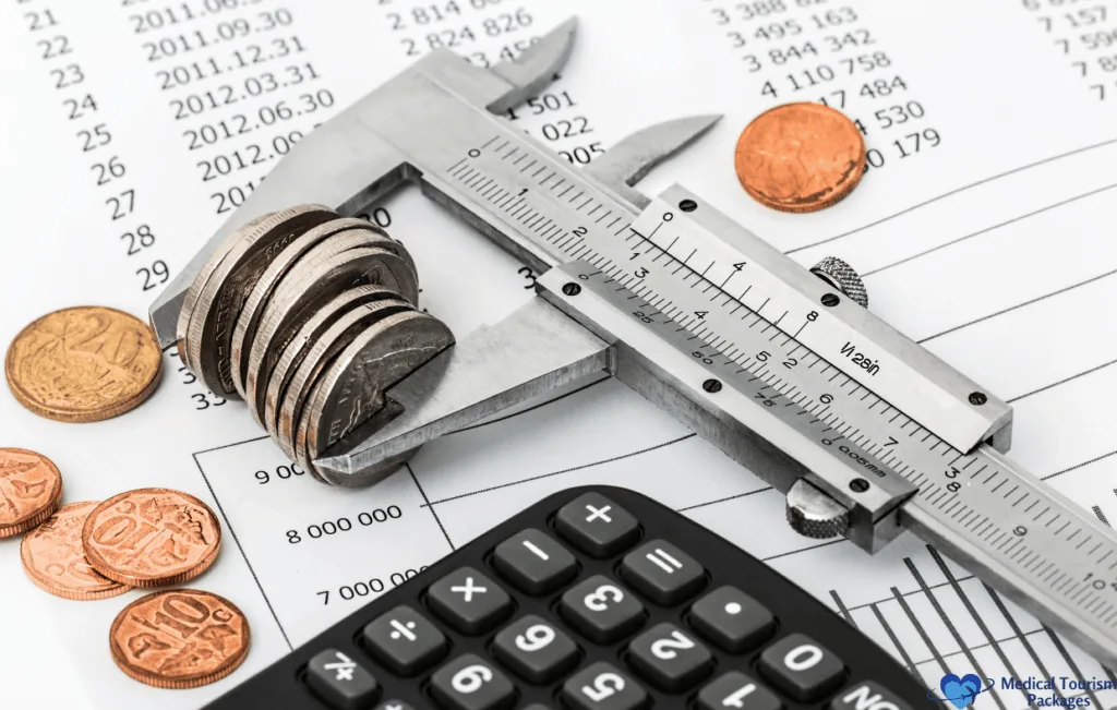 Calibre profesional midiendo monedas apiladas junto a una calculadora sobre documentos financieros, simbolizando la medición precisa de costes y el ahorro, con monedas de cobre y plata esparcidas sobre papel blanco que contiene datos numéricos.