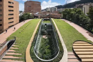 Campus de la Fundación Santa Fe de Bogotá con su techo verde, Bogotá