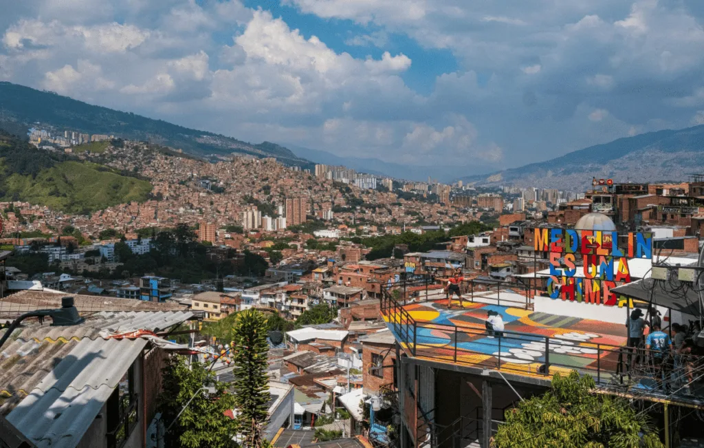 Colorido arte callejero y escaleras mecánicas en la Comuna 13 de Medellín, un lugar seguro e inspirador para visitar durante la recuperación del turismo médico.