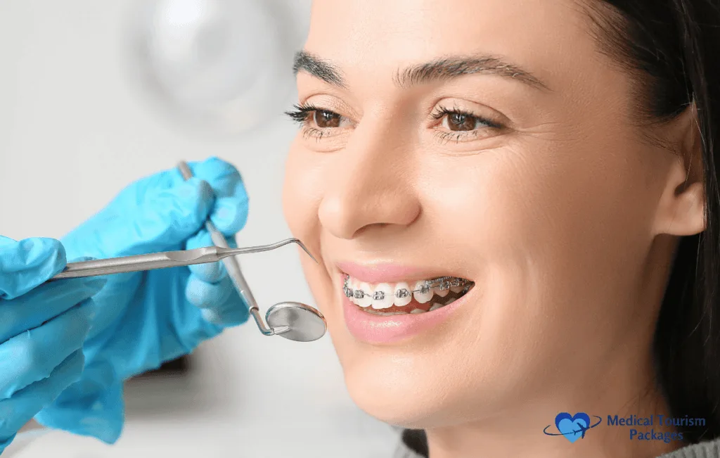 La imagen muestra a un paciente de ortodoncia recibiendo una revisión dental como parte de su viaje de corrección de sonrisa en Colombia. La corrección de la sonrisa en Colombia ofrece una atención experta, garantizando resultados óptimos con revisiones profesionales y tratamientos adaptados a las necesidades de cada paciente.